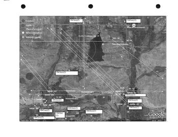 Mapa satelital en escala de grises con líneas direccionales, marcadores circulares, etiquetas de texto y casillas blancas con códigos de censura