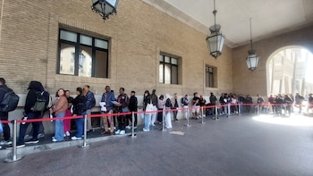 Largas filas en el Ayuntamiento de Zaragoza tras la aprobación de la regularización de migrantes. (Europa Press)