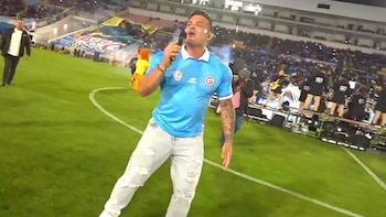 Pamela López y Christian Domínguez estuvieron en el show de la presentación del Deportivo Garcilaso, pero el estadio no se llenó.FB.