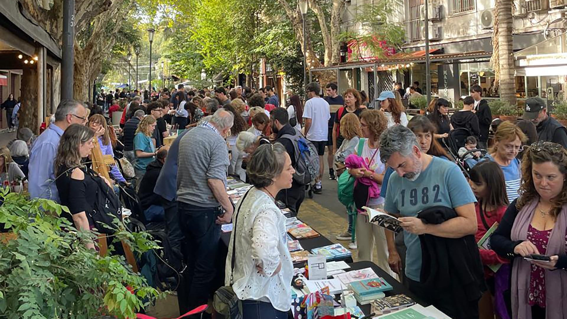 La Primera Feria del Libro de Villa Devoto reunió a cientos de vecinos y más de veinte puestos de autores independientes