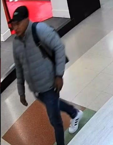 La investigación apunta a la participación de al menos tres personas: dos vigilantes externos y un cómplice que accedió a la joyería - crédito Captura video