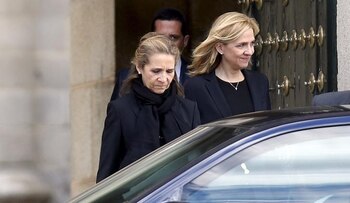 La Infanta Cristina (D) y su hermana, la Infanta Elena (Reuters)