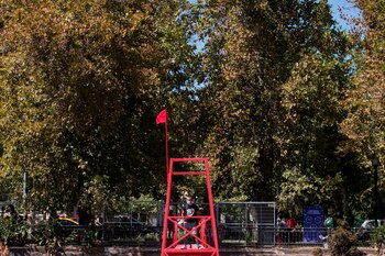 Fotografía de la instalación metálica del artista Iván Navarro sobre el río Mapocho hoy, en Santiago (Chile). EFE/ Alberto Valdes