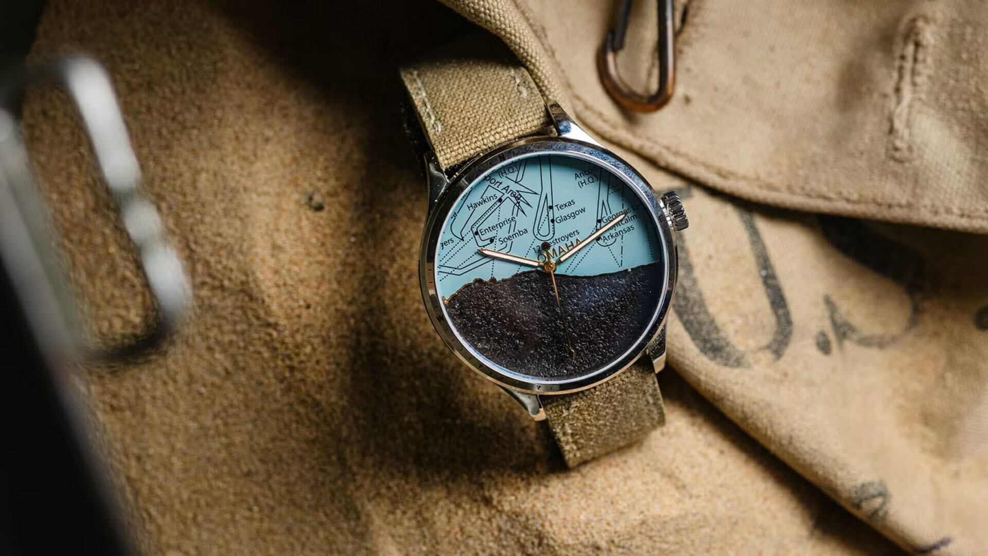 El reloj Normandie 1944 de Col&MacArthur utiliza fragmentos originales de cascos y mochilas estadounidenses de la Segunda Guerra Mundial (Col&MacArthur)