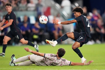 El jugador de la selección de Estados Unidos, Mathis Albert (derecha), disputa el balón frente al chileno Iván Román durante la segunda mitad de un partido internacional amistoso de fútbol, el 29 de septiembre de 2026, en San Luis. (Foto AP/Jeff Roberson)