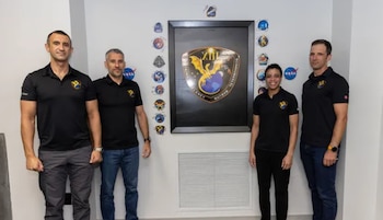 La insignia de Crew 13 incorporó números romanos tonos dorados y un dragón ascendente como homenaje a la resiliencia del Apolo 13
(SpaceX)