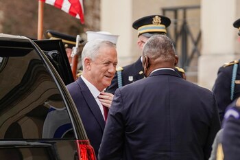 El ministro de Defensa de