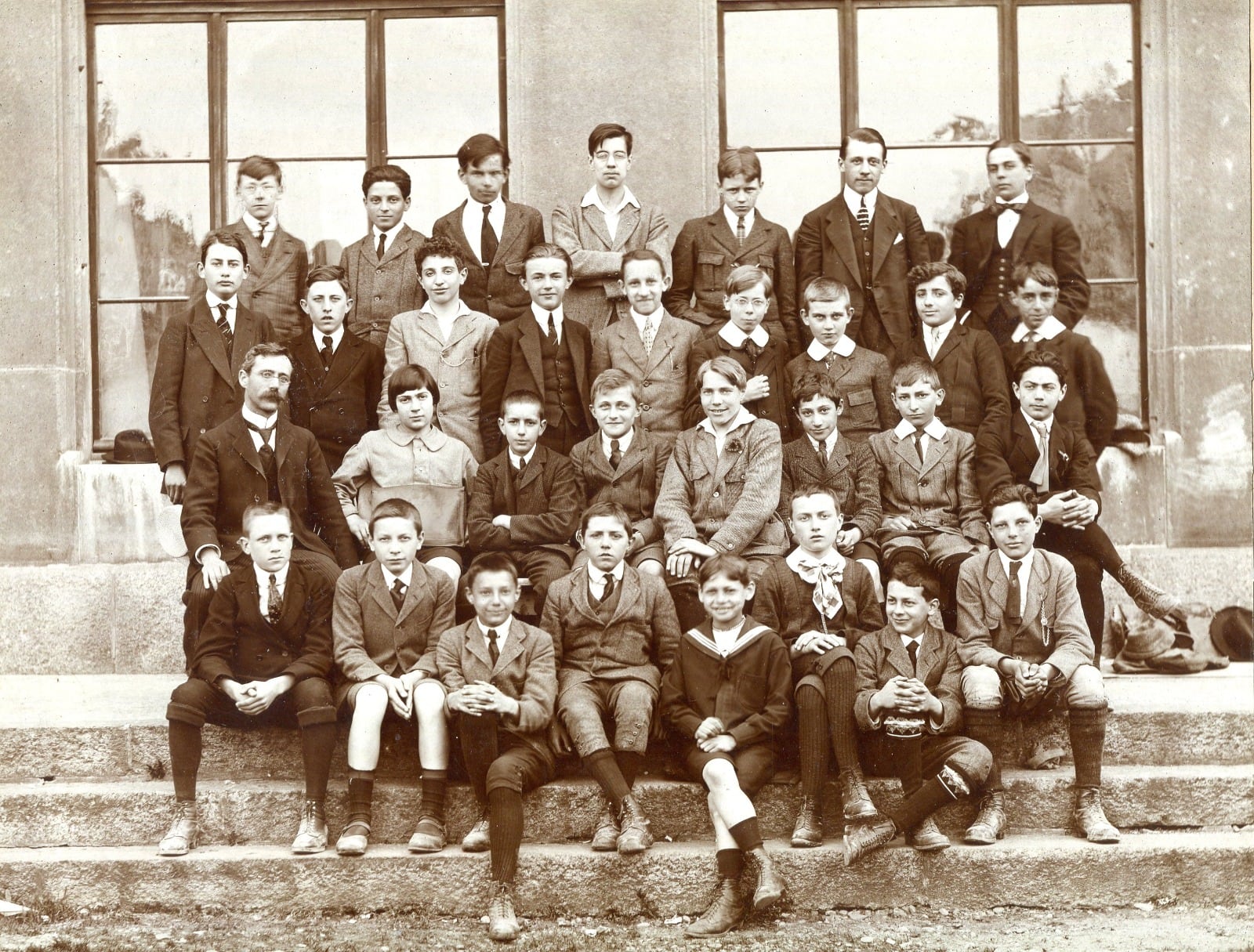 Borges en la escuela Jean Calvin, en Ginebra: es el único que lleva anteojos.