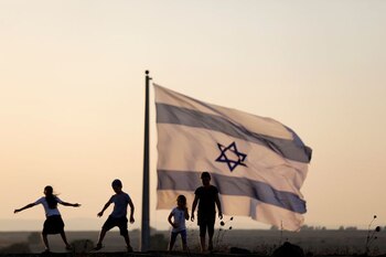 Niños israelíes juegan junto