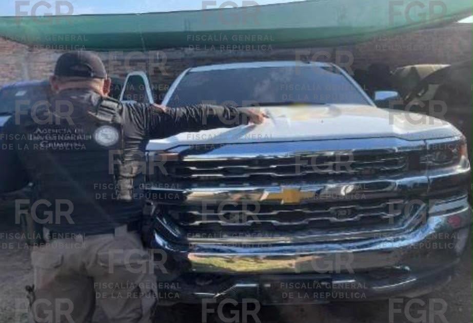 Confiscan tras un cateo vehículos blindados artesanalmente, armamento y arsenal bélico en una bodega en Guasave. FGR