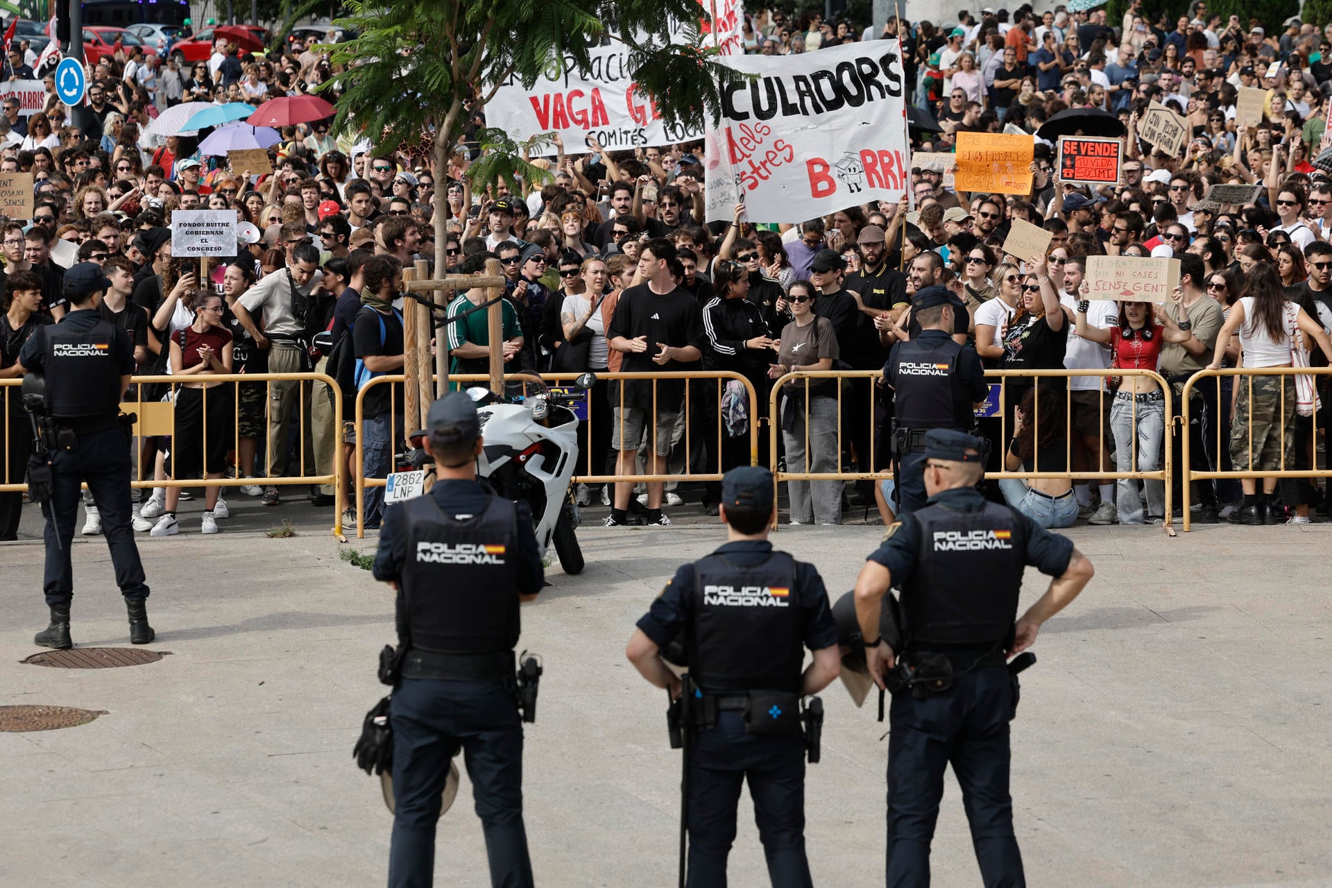 Colectivos por el derecho a la vivienda, como el Sindicat de Llogateres, se manifiestan en protesta por los especuladores y rentistas, ante los precios