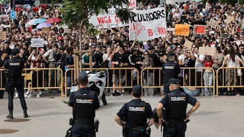 La Policía carga y gasea a manifestantes por la vivienda en Valencia tras romper el cordón policial que protegía un congreso de inversión inmobiliaria en el Palau de les Arts