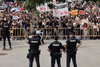 Colectivos por el derecho a la vivienda, como el Sindicat de Llogateres, se manifiestan en protesta por los especuladores y rentistas, ante los precios "imposibles" en compra y alquiler, los desahucios, la infravivienda y el sinhogarismo, en una marcha reivindicativa que tiene previsto finalizar ante la cita inmobiliaria e inversora Valencia Real Estate Summit 2026. EFE/ Kai Forsterling
