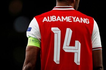 Pierre-Emerick Aubameyang, del Arsenal, lleva