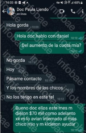 Captura de pantalla de un chat de WhatsApp con fondo oscuro y burbujas de mensaje verdes y grises. Se observa el nombre 'Doc Paula Liendo'