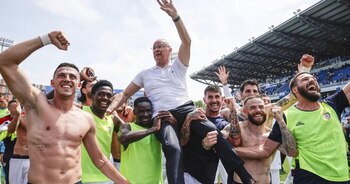 Claudio Ranieri, levantado en hombros