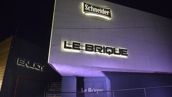 La puerta del boliche Le