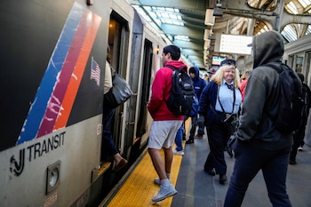 El precio del tren, que representa un incremento de 12 veces sobre la tarifa regular, ha provocado polémica entre autoridades de Nueva Jersey y la FIFA (REUTERS/Eduardo Munoz).