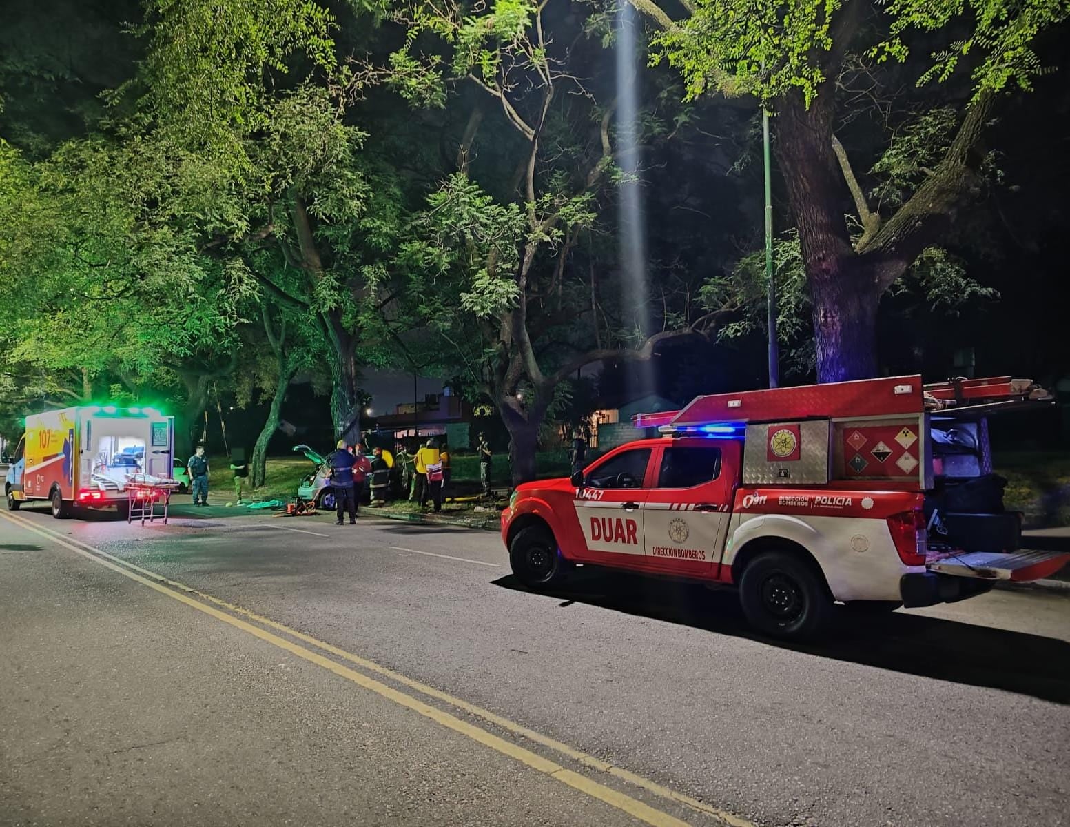 El auto con siete ocupantes chocó contra un árbol y dejó dos muertos y cinco heridos