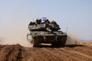 Soldados israelíes en un tanque