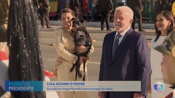 Rosângela "Janja" da Silva, esposa de Lula, carga a Resistencia