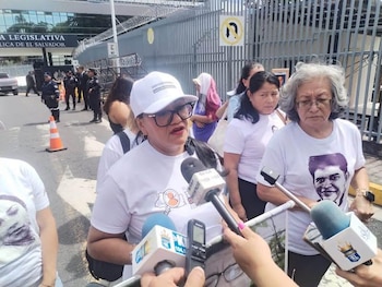 Esmeralda del Carmen Rosales, hermana de Fernando Andrés Rosales Gallegos, participa en una actividad del Bloque de Búsqueda de Personas Desaparecidas. Desde la desaparición de su hermano, acompaña a su familia en las gestiones para conocer su paradero.