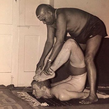 Estudió el yoga ashtanga bajo