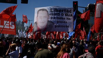 Una bandera de Luis D'Elía,
