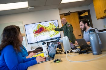 Modelos informáticos avanzados procesando datos de ríos atmosféricos para pronósticos de dos semanas