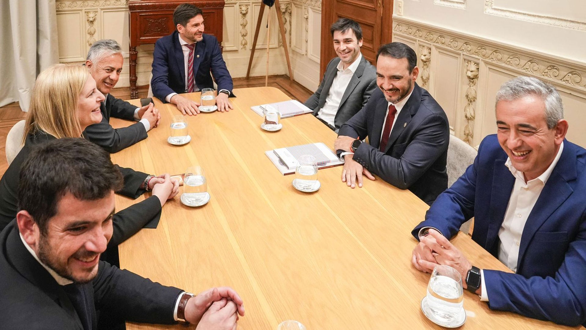Durante la charla hubo críticas a la economía y reposicionamientos sobre la derogación de las PASO