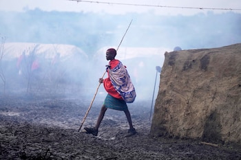 Un niño masái pasea por