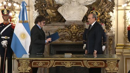 En una ceremonia breve y sin discursos, Javier Milei le tomó juramento a Guillermo Francos como jefe de Gabinete