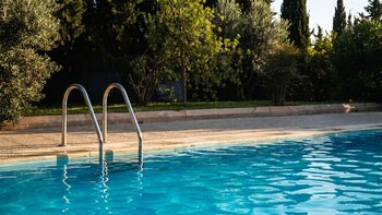 Muere un adolescente de 17 años por tocar un enchufe nada más salir de una piscina en Sevilla: sufrió una descarga eléctrica