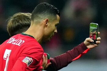 La foto de Cristiano Ronaldo con un fanático (REUTERS/Aleksandra Szmigiel)