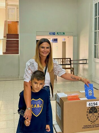 Granata votó en una escuela