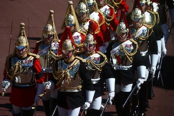 Respetando su últimos deseos y siguiendo el protocolo, el príncipe Felipe fue enterrado en la Capilla de San Jorge en el castillo de Windsor, a unos 50 kilómetros al oeste de Londres. Debido a la pandemia, solo asistieron al funeral 30 personas, en su mayoría familiares cercanos