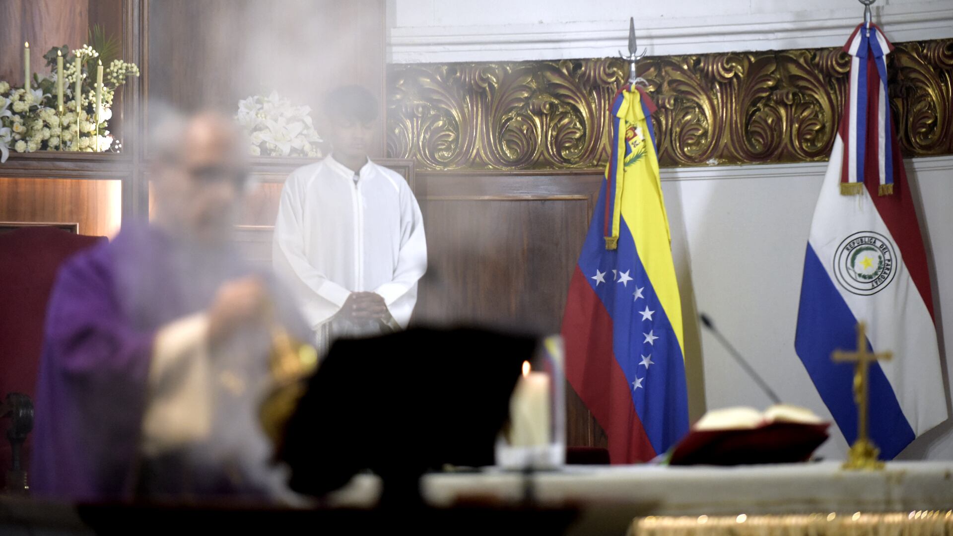 El padre Eusebio, capellán de la comunidad venezolana en Buenos Aires, celebró una misa en la que acompañó a los migrantes y se rezó por su patria. Fotos: Gustavo Gavotti