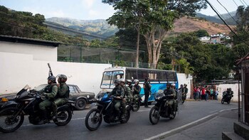 CAR001. CARACAS (VENEZUELA), 21/01/2018. - Miembros de Guardia Nacional Bolivariana (GNB )se movilizan en motos este lunes, en una calle de Carcas (Venezuela). Un grupo de militares que se había rebelado contra el Gobierno de Nicolás Maduro fue "rendido y capturado", informó hoy la Fuerza Armada Nacional Bolivariana (FANB) de Venezuela, que afirmó que se les aplicará "todo el peso de la ley". EFE/ Miguel Gutierrez
