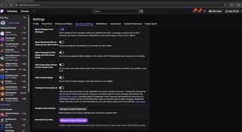 Interfaz de usuario de Twitch con la sección de ajustes de seguridad y privacidad. Muestra opciones para bloquear susurros, regalos, ocultar insignias y gestión de datos