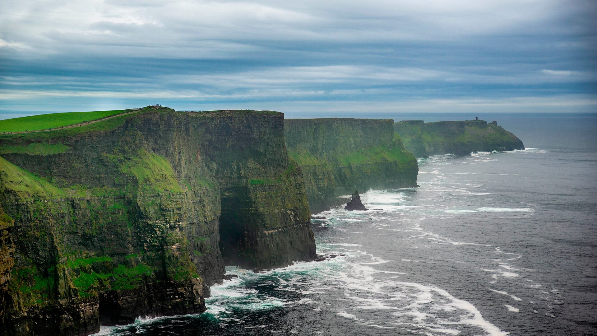 Hermosa vista de los acantilados de Moher en IrlandaCrédito: Freepik