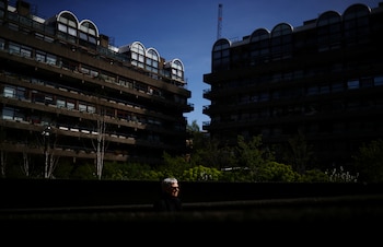 El Barbican Estate de Londres refleja el brutalismo con concreto expuesto y formas geométricas, incluye torres residenciales y espacios culturales en su complejo (REUTERS/Hannah McKay)