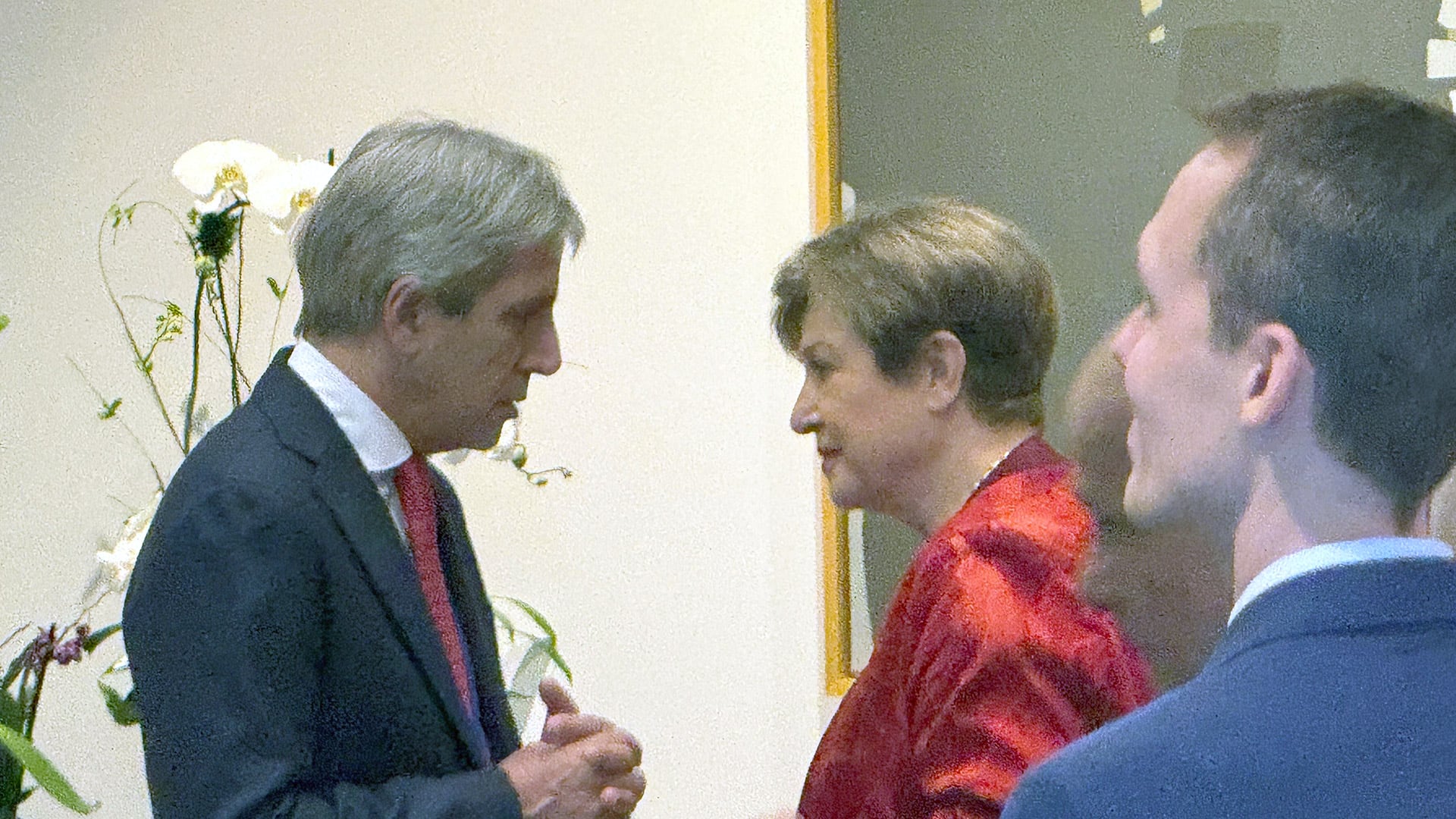 El ministro de Economía, Luis Caputo, conversa con la directora gerente del FMI, Kristalina Georgieva, durante las reuniones de primavera del organismo