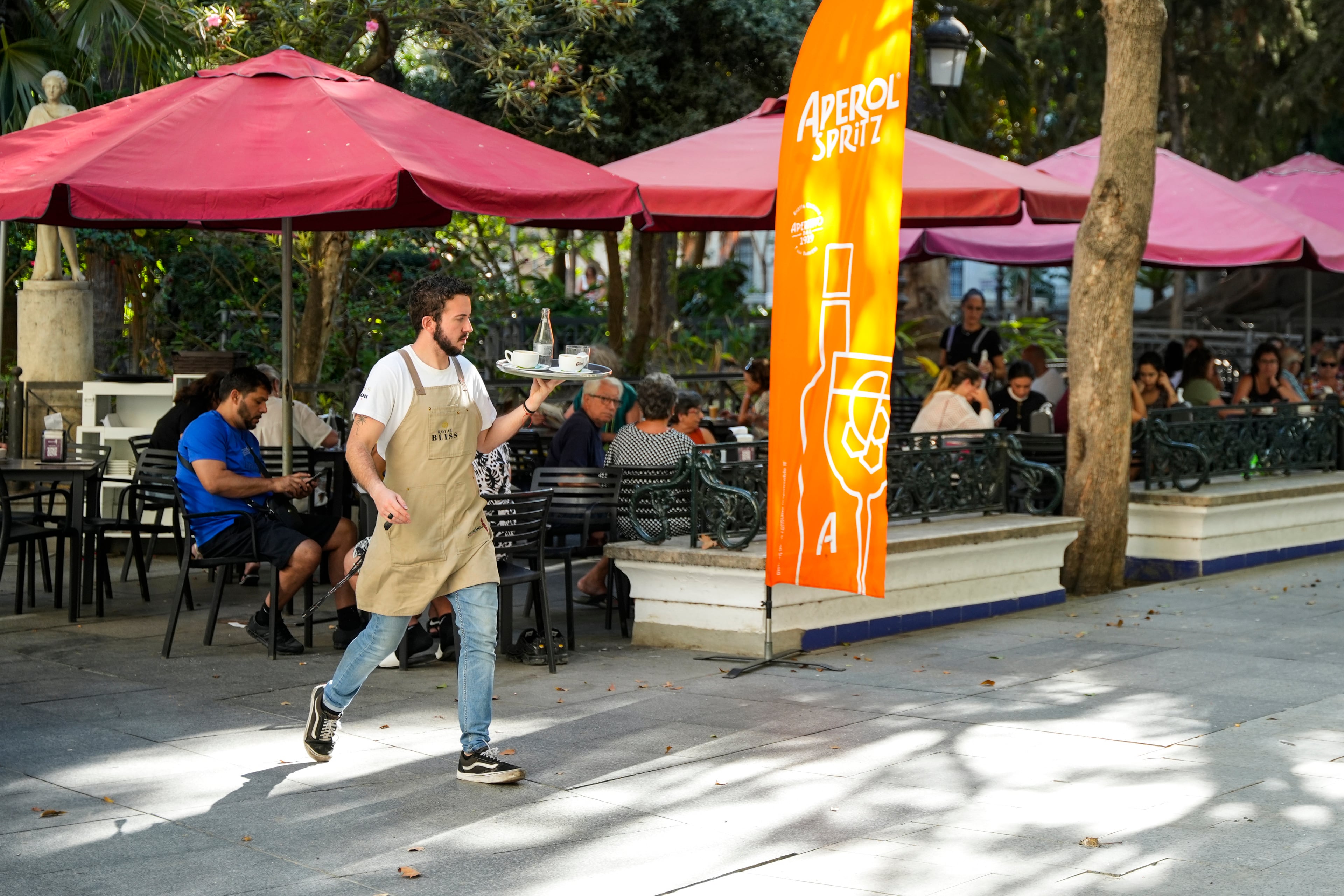 Un camarero en un bar de Cádiz capital (Joaquín Corchero / Europa Press)