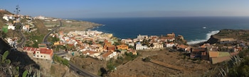 San Juan de la Rambla visto desde Mazapé, un territorio con naturaleza, tradición gastronómica y el mar Atlántico bañando sus costas. (Wikipedia/Javier Sanchez Portero)