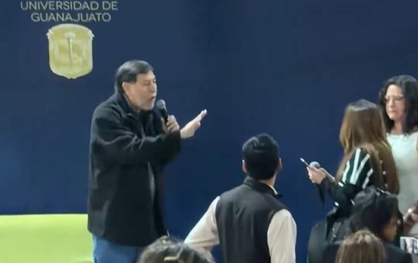 Corren a Noroña de la Universidad de Guanajuato: “No puede ser que les permitan reventar la asamblea” | Video