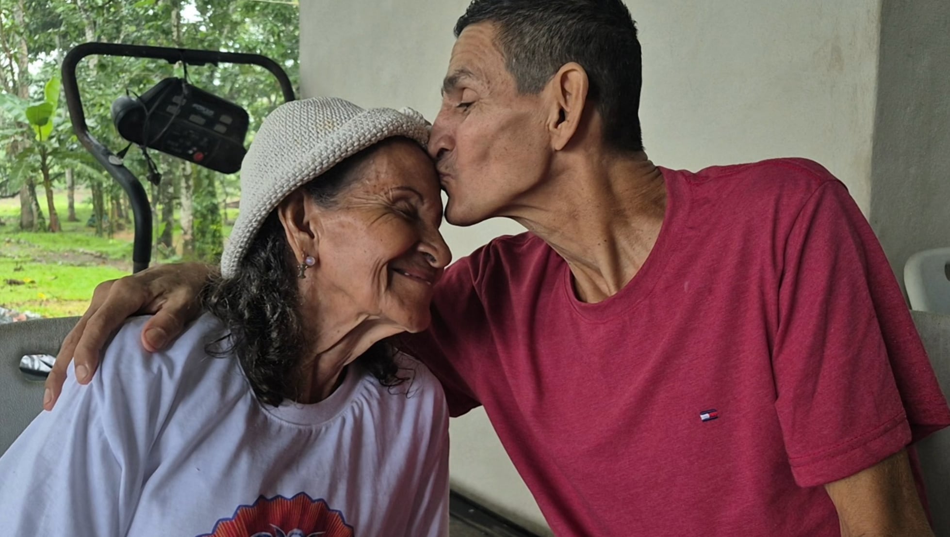 Ana Isabel Villalobos Hernández, de 80 años, logró reencontrarse con su hijo Minor después de 24 años sin verlo. Cortesía: Rocío Chacón