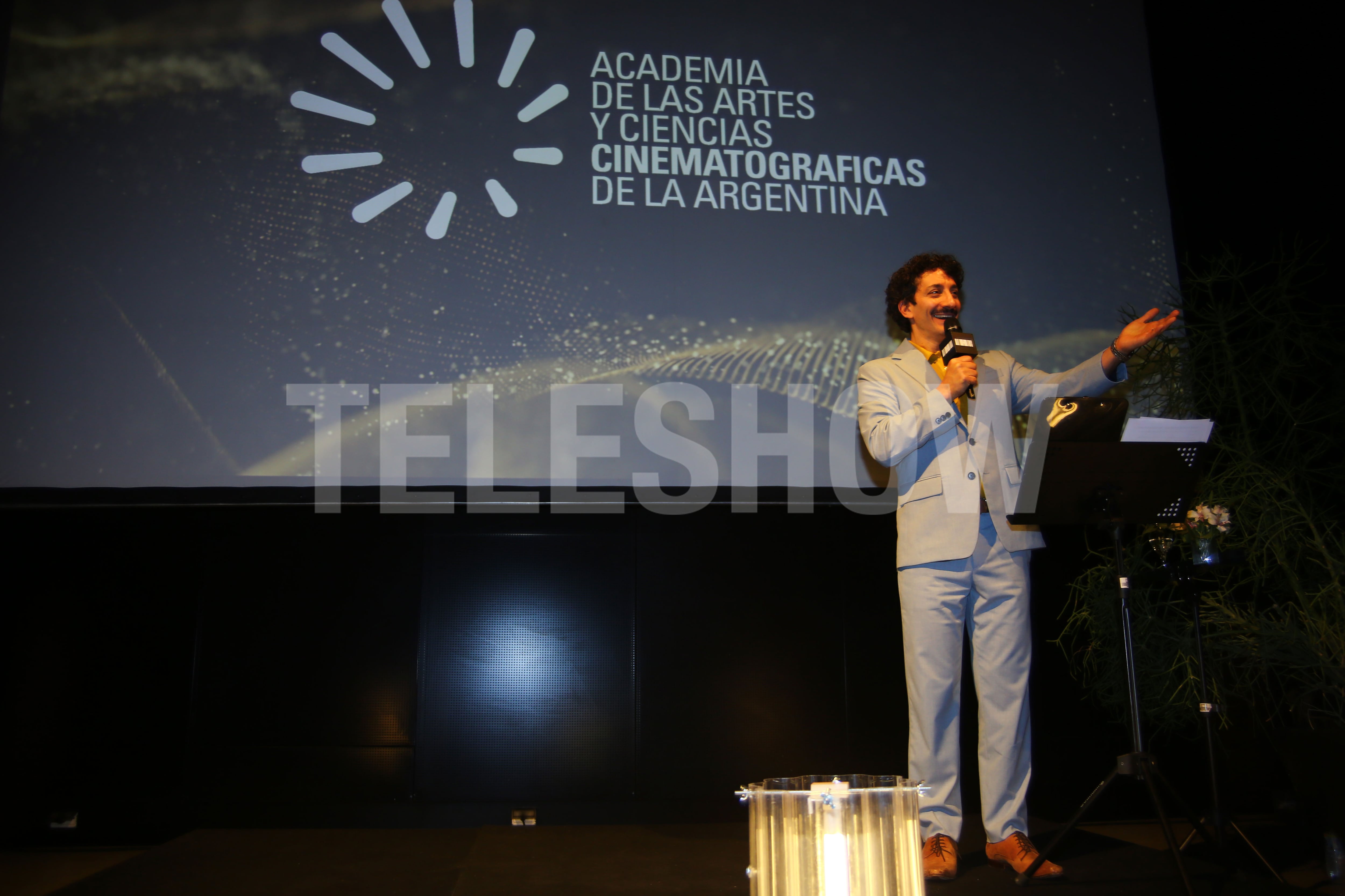Juan Minujín estuvo a cargo de la ceremonia de la Academia de las artes y ciencias cinematográficas de la Argentina