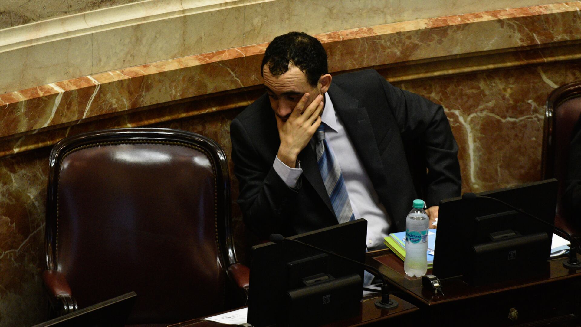 El santacruceño José María Carambia y su compañera de bancada, Natalia Gadano, se ausentaron a la hora de votar la expulsión de Kueider