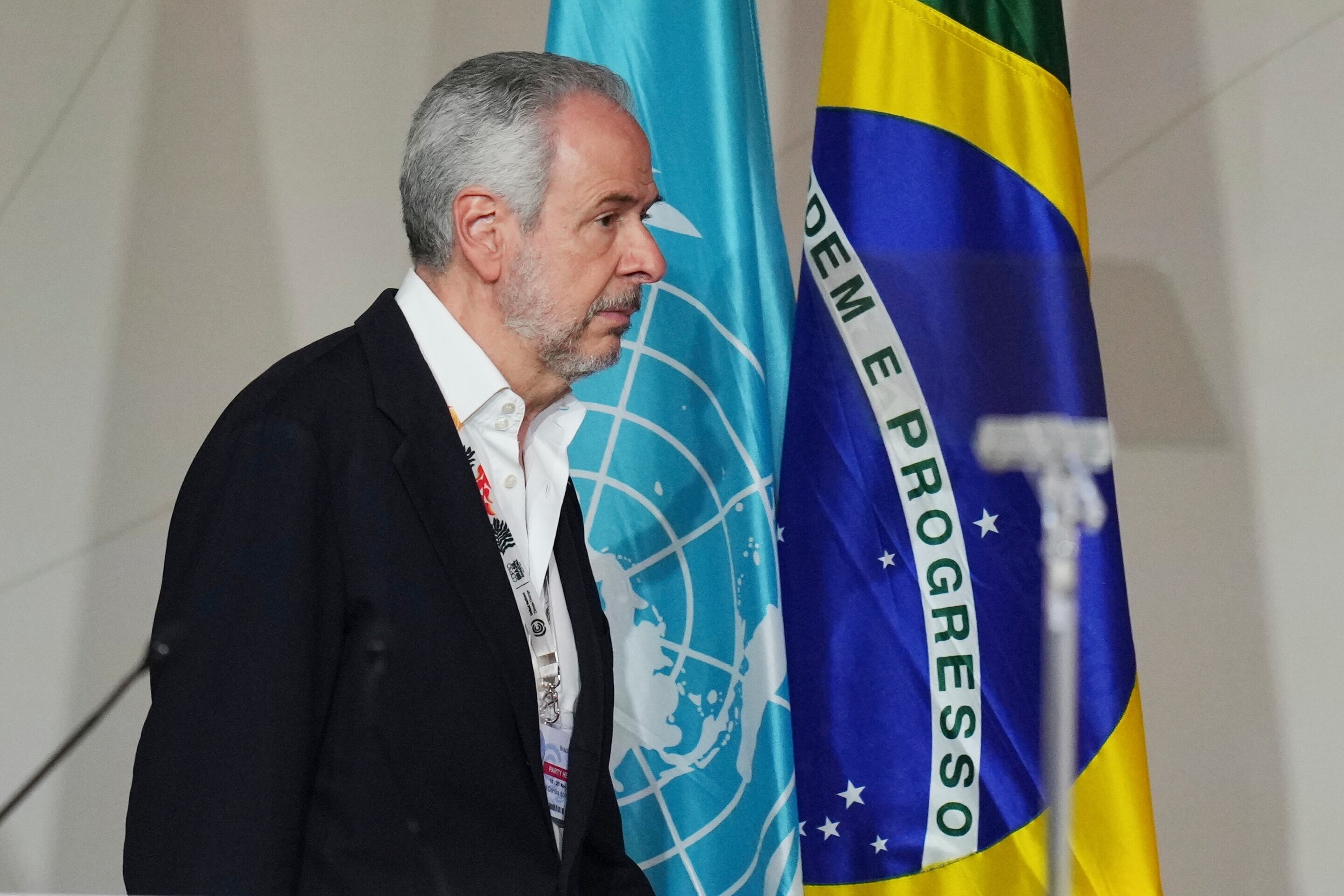 André Corrêa do Lago, presidente de la COP30, regresa a una sesión plenaria durante la Cumbre Climática de la ONU en Belém, Brasil. (AP Photo/Andre Penner)