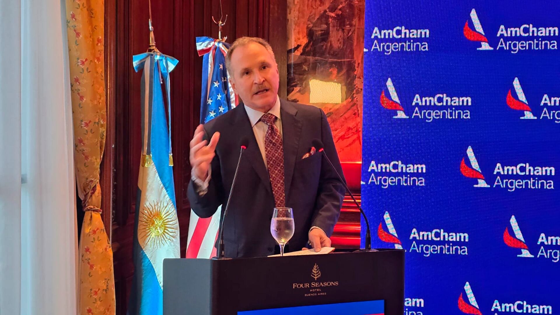 Peter Lamelas, embajador de Estados Unidos, en un evento organizado por AmCham